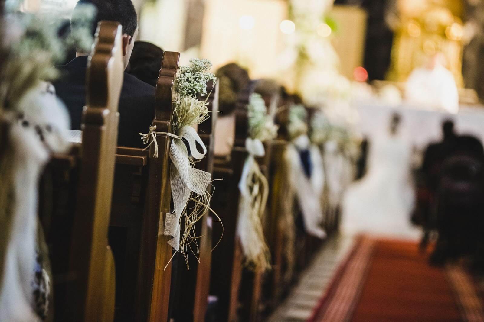 4-beautiful-ways-to-decorate-your-wedding-aisle-1